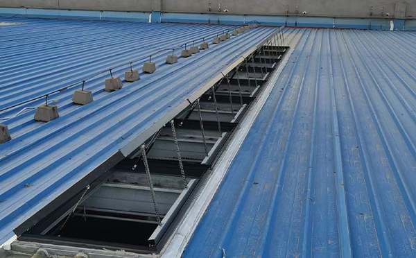 某城市大型商业综合体中庭咸阳排烟窗工程